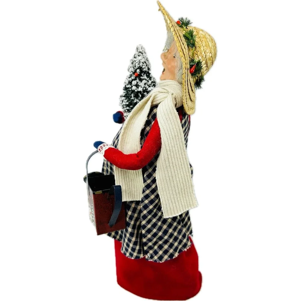Byers Choice Caroler GARDENING MRS. CLAUS Watering‎ Can Tree Pine Cones 2010